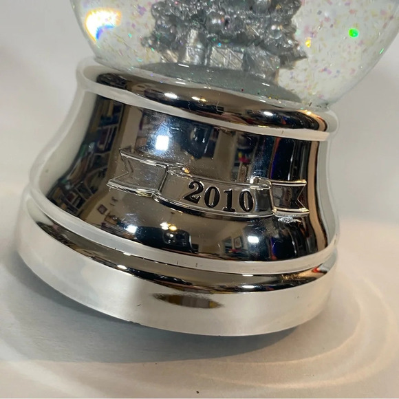 Elegant 2010 Silver Holiday Tree Winter Snowglobe O Christmas Tree Music Decor - Picture 6 of 6